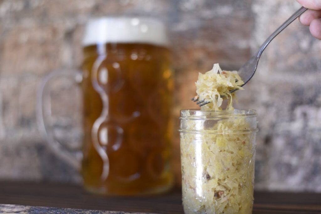 Deftige Sauerkrautsuppe mit Kartoffeln und Speck