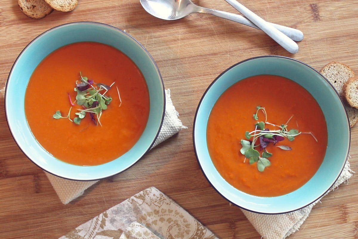 Leichte Karotten-Orangen-Suppe mit einem Hauch Ingwer