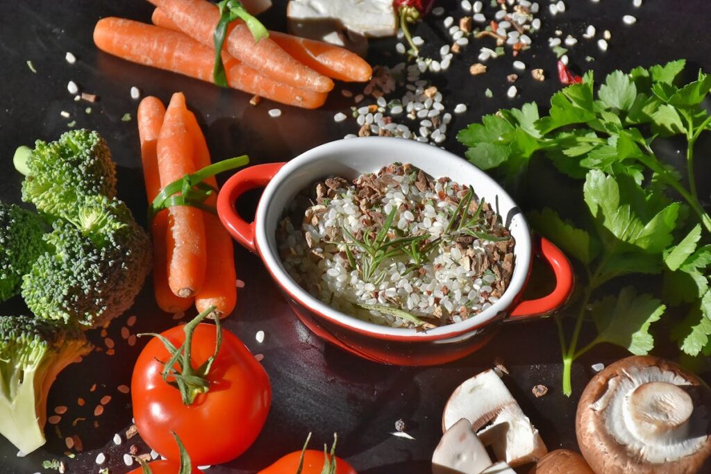 Reis und Gemüse in einer Kokos-Curry-Soße vereinen