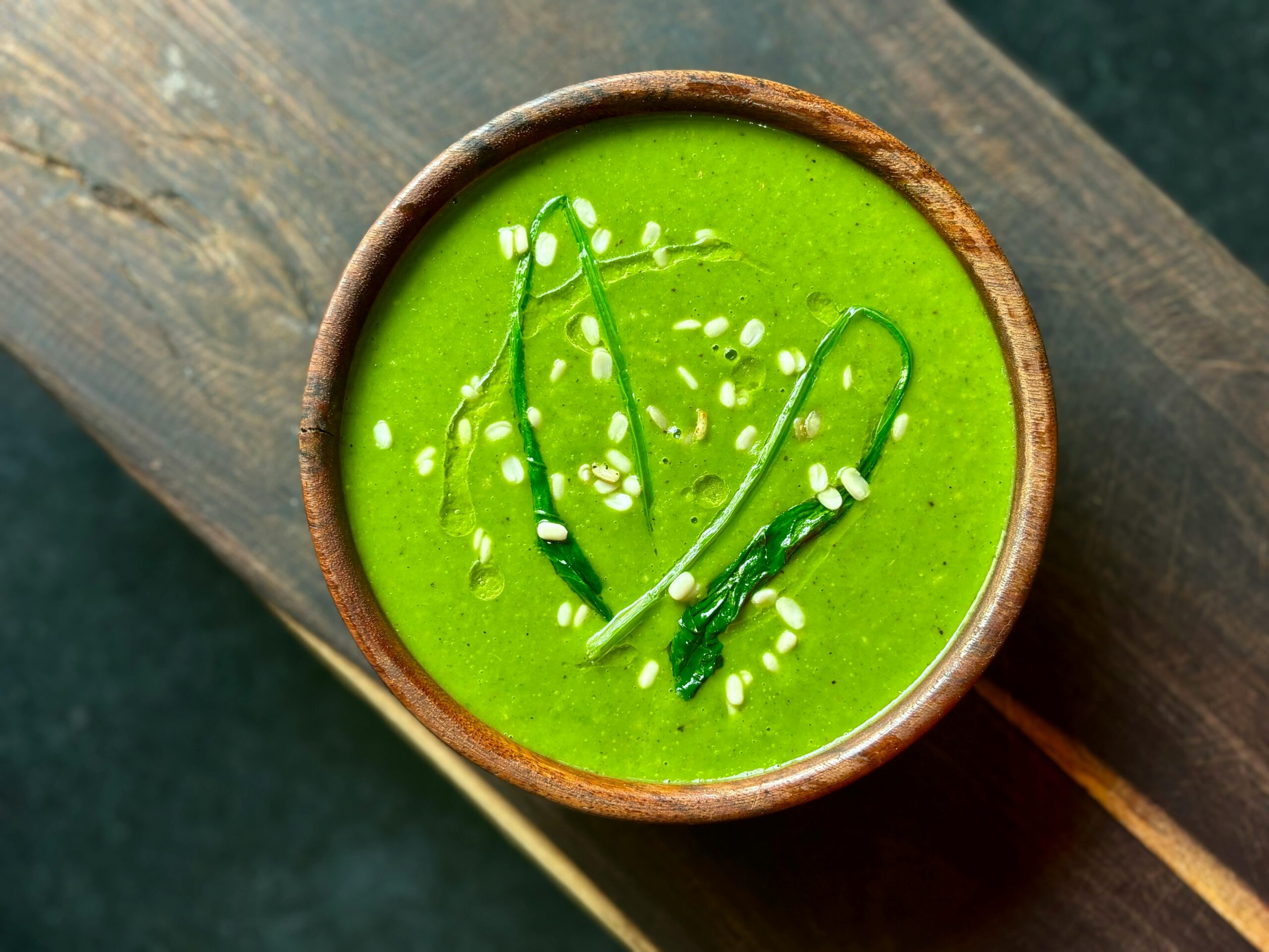 Frische Spinatsuppe mit Kokosmilch und Zitronengras verfeinern