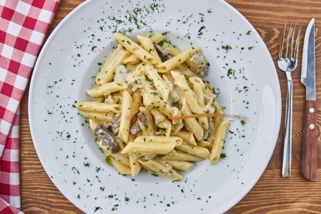 Pasta mit einer leichten Zitronen-Kräuter-Soße verfeinern