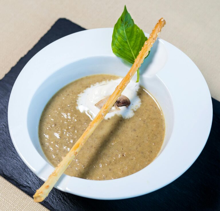 Blumenkohlcremesuppe mit gerösteten Walnüssen verfeinern