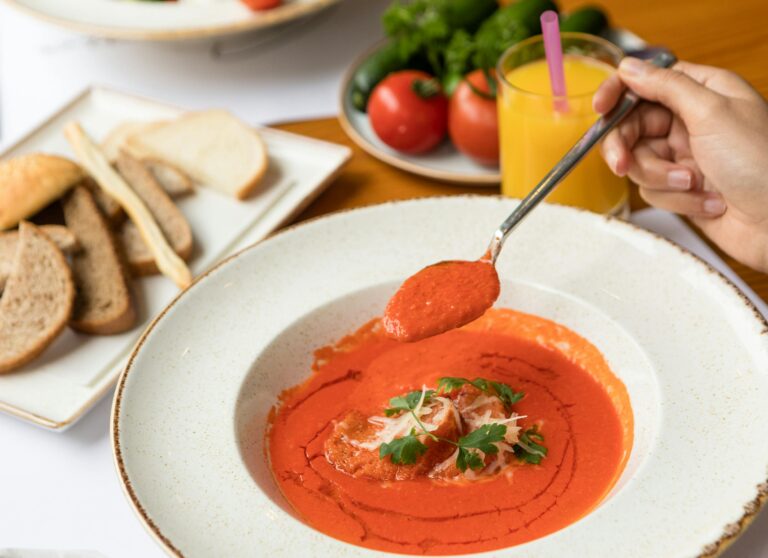 Tomatensuppe mit geröstetem Knoblauch und Basilikum