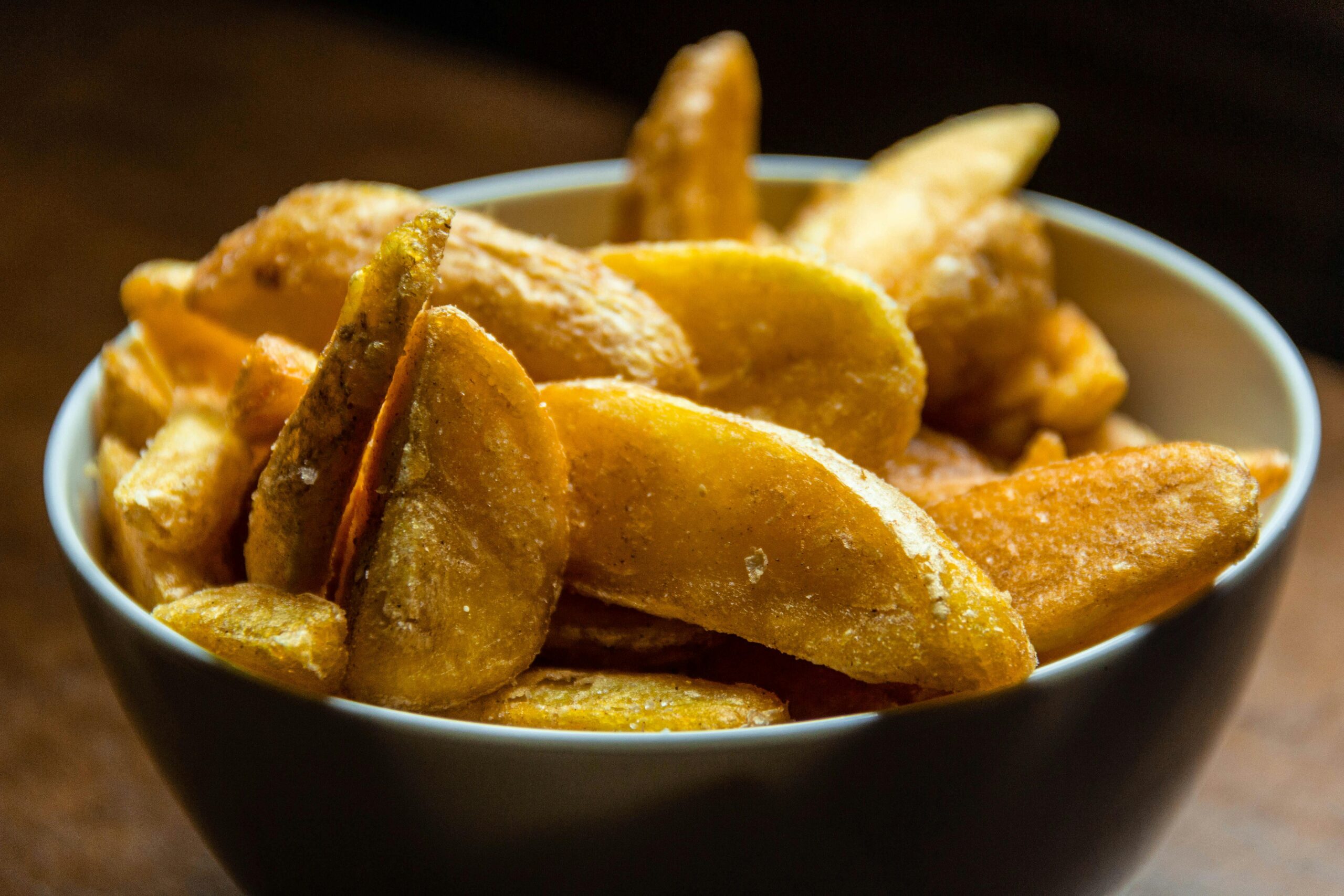 Bratkartoffeln mit Lauch und einem Kräuterdip anrichten