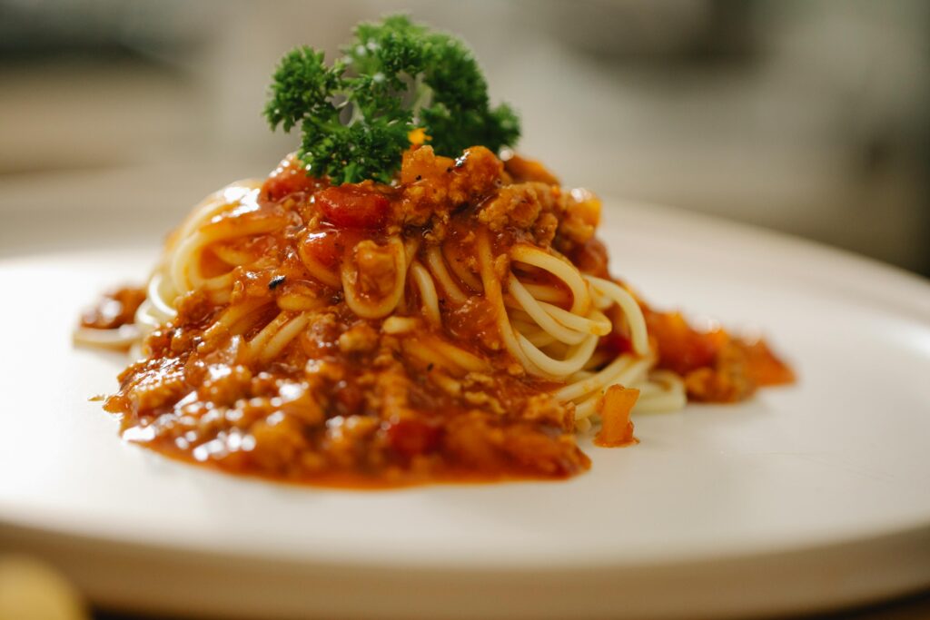 Nudelpfanne mit Paprika und einer würzigen Tomatensoße