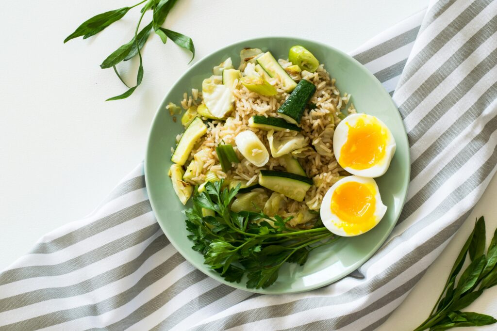 Ofenzucchini mit einer Füllung aus Reis und Kräutern