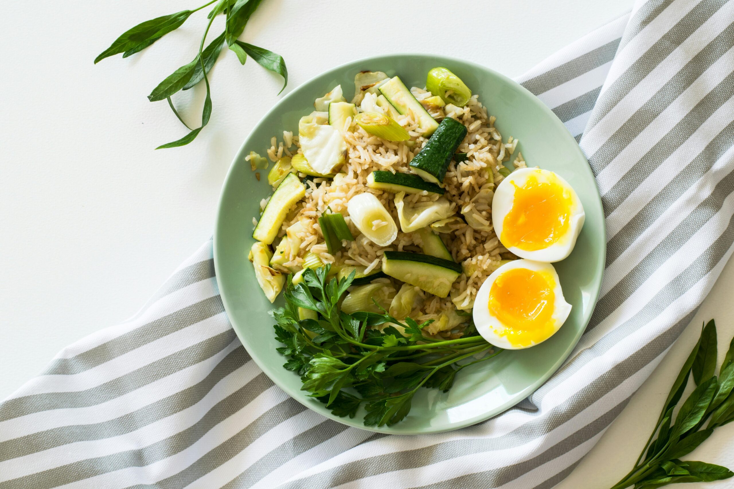 Ofenzucchini mit einer Füllung aus Reis und Kräutern