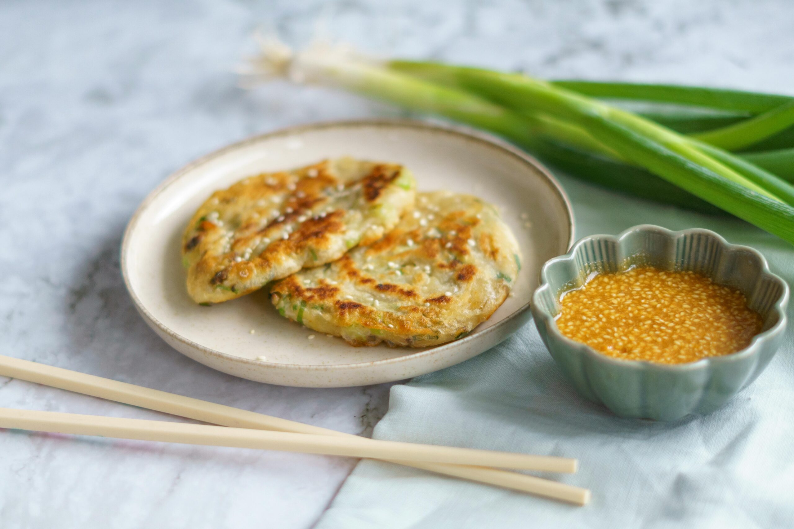Zucchinipuffer mit einem Dip aus Joghurt und Minze