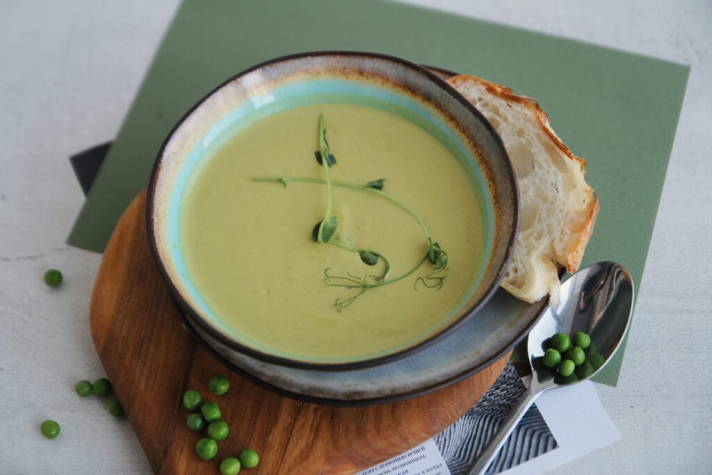 Frische Erbsensuppe mit Zitrone und Minze verfeinern