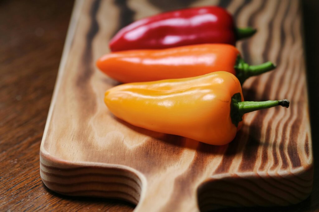 Paprikaschoten mit einer vegetarischen Füllung anrichten