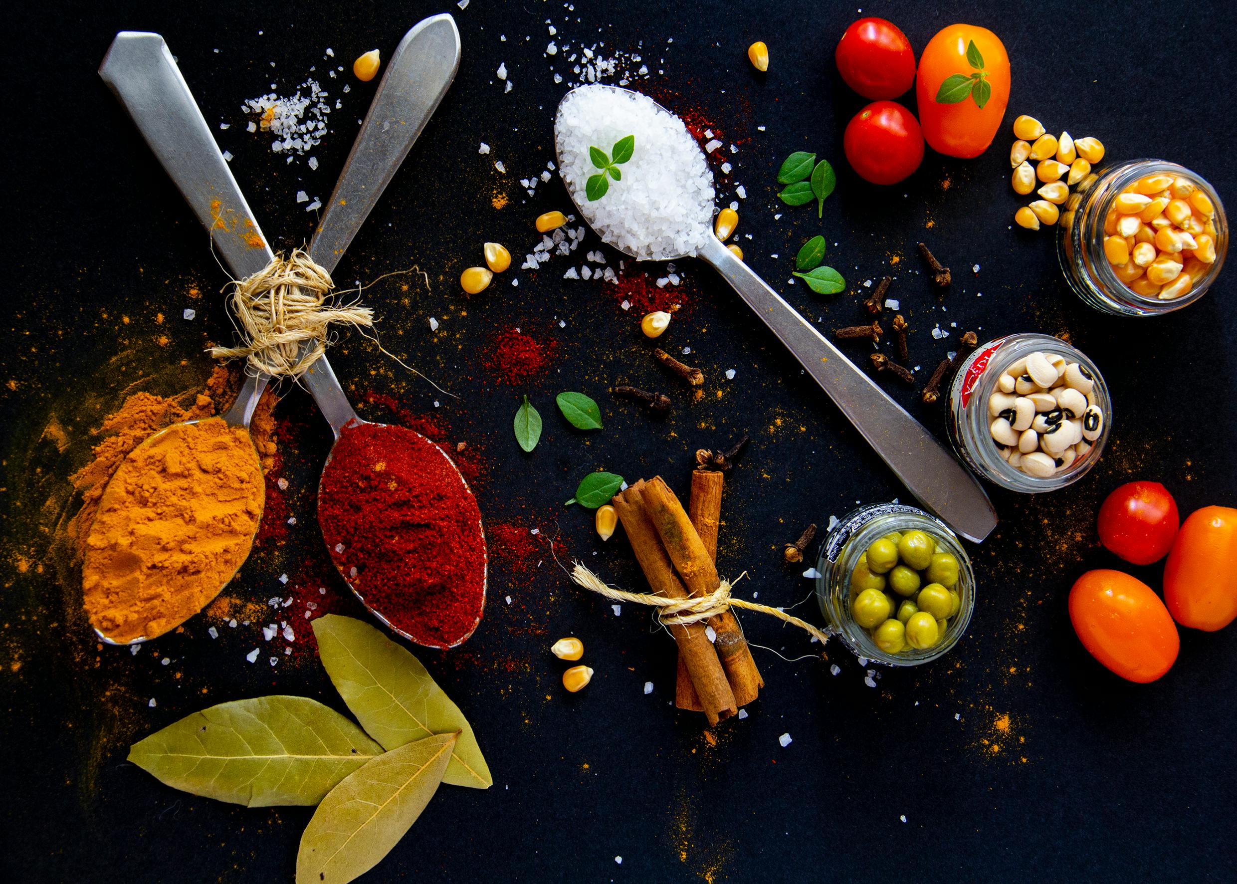 Gemüsepfanne mit roten Paprika und einer Senfsoße