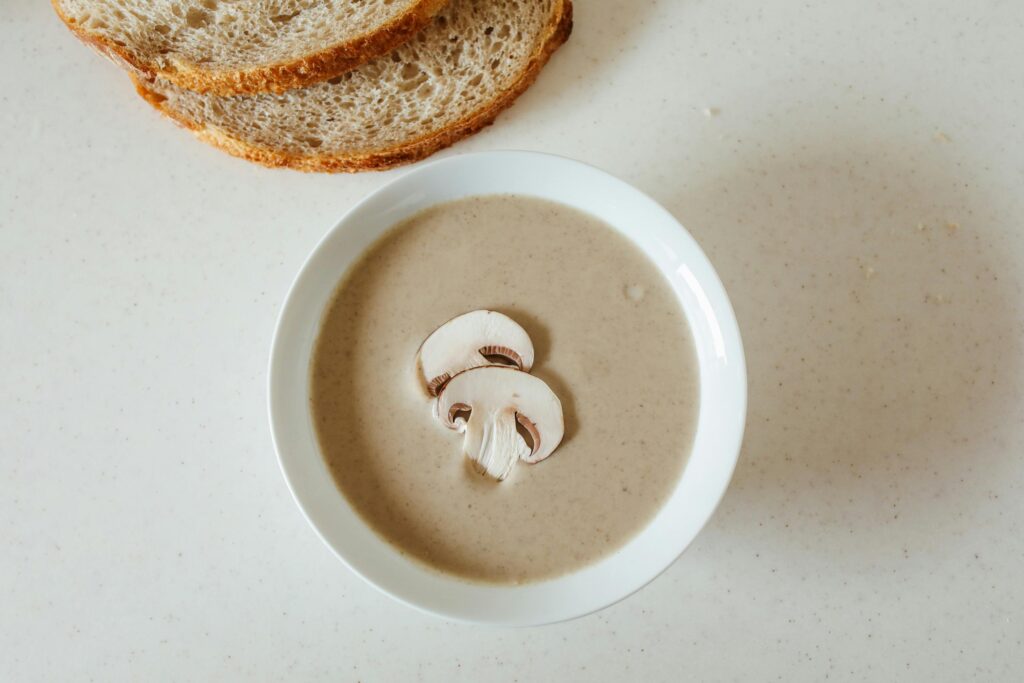 Eine herzhafte Pilzsuppe mit Sahne und frischen Kräutern