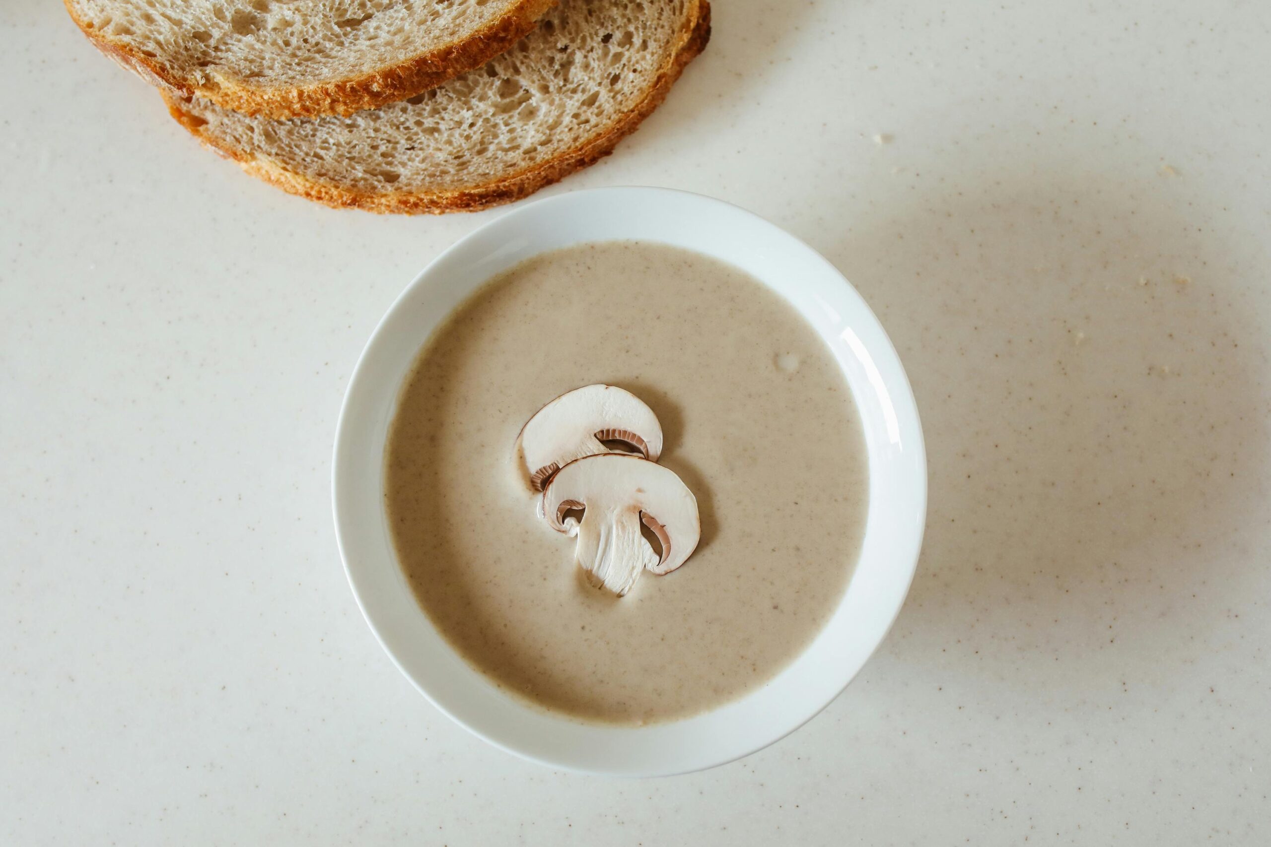 Eine herzhafte Pilzsuppe mit Sahne und frischen Kräutern