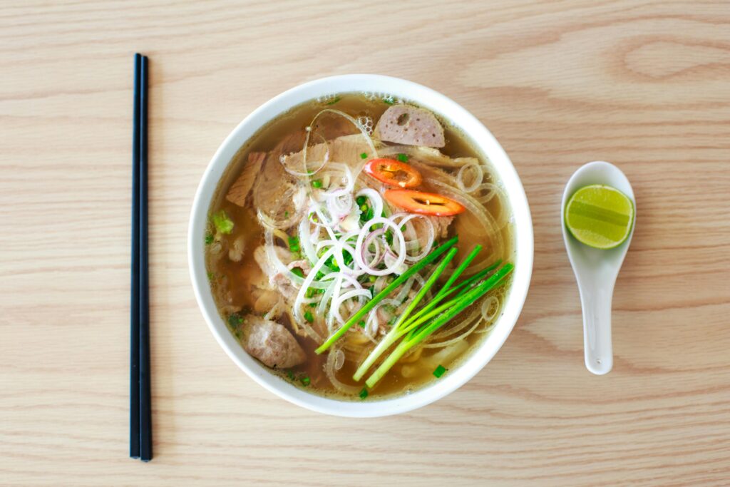 Gemüse-Wok mit Reisnudeln und einer Ingwer-Limetten-Soße