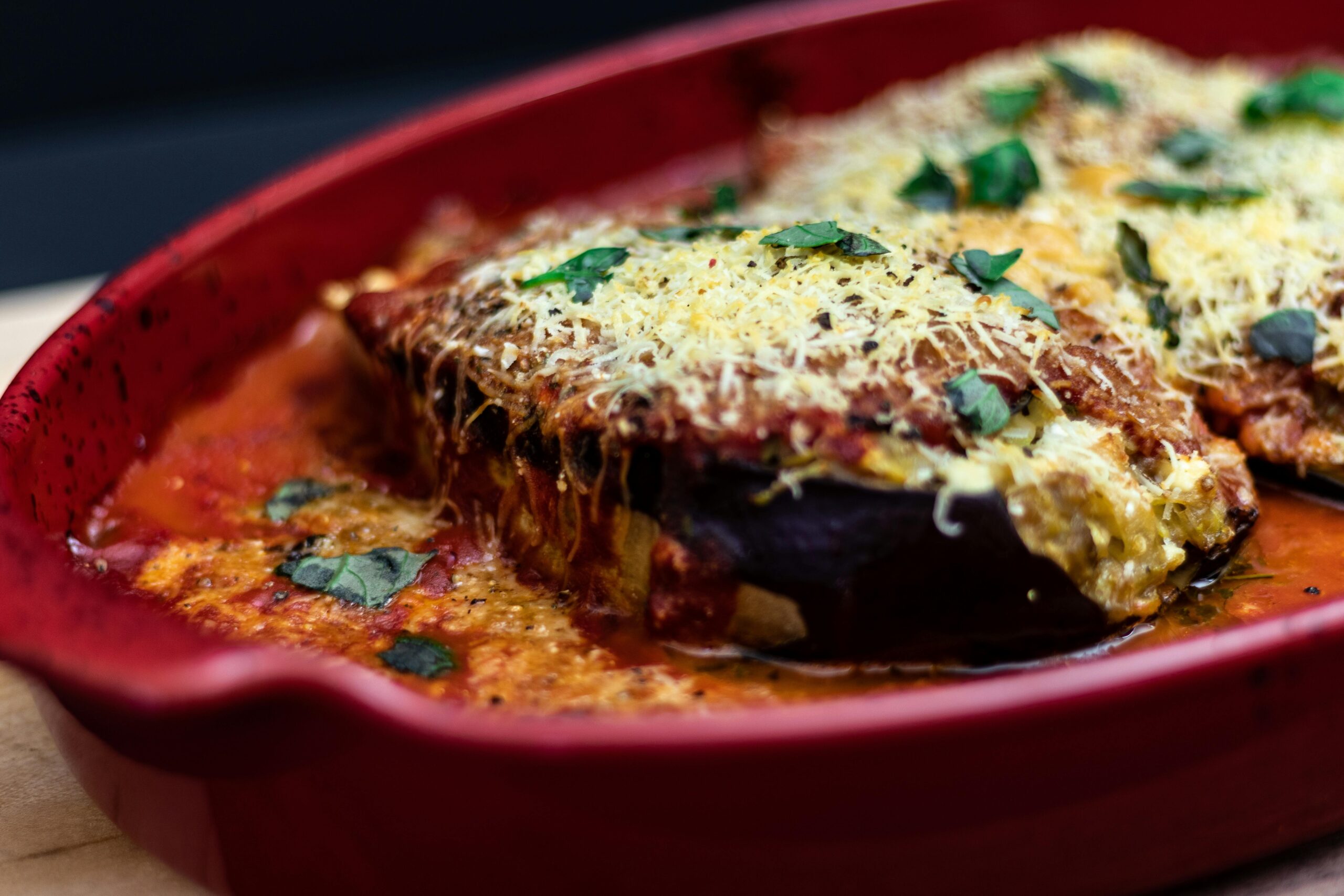 Auberginenauflauf mit frischem Basilikum und Parmesan