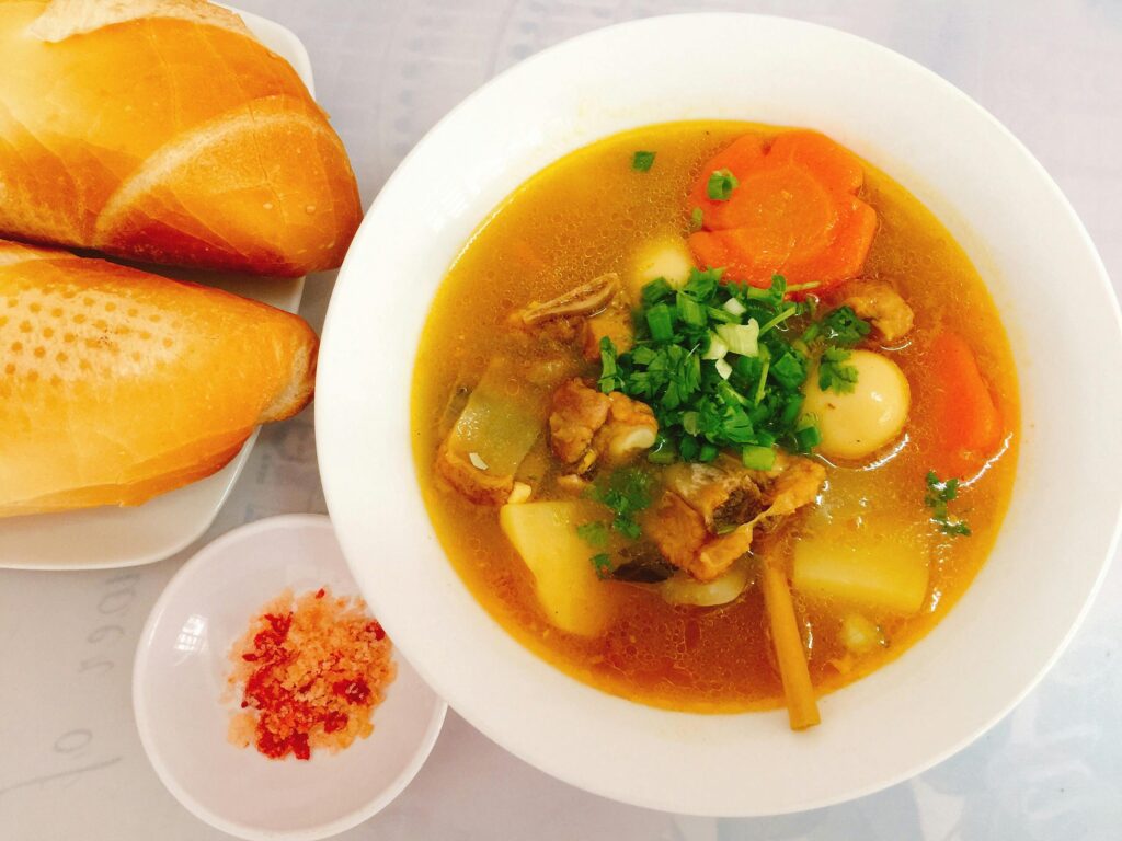 Deftige Kartoffel-Bohnen-Suppe mit einer Prise Chili