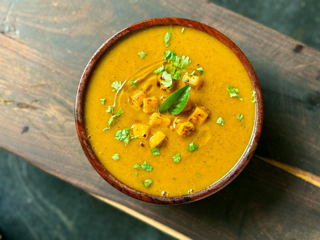 Ein würziges Curry aus Kürbis und roten Linsen
