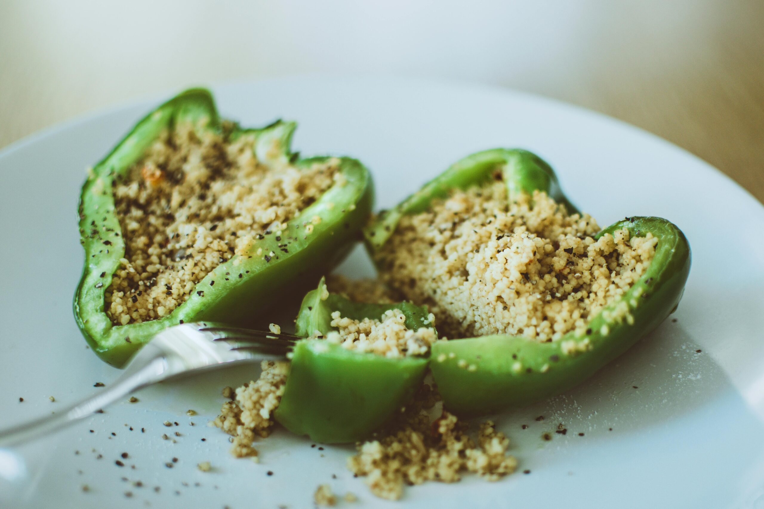 Gemüse-Couscous-Pfanne mit frischen Kräutern und Zitrone