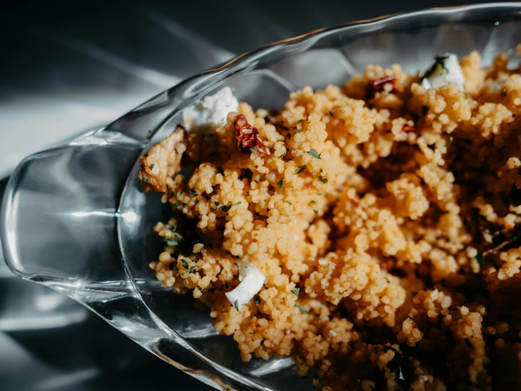 Couscouspfanne mit Paprika, Möhren und Minze