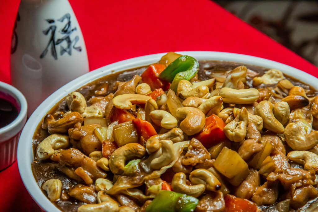 Grünkohlpfanne mit gerösteten Cashewkernen und Zwiebeln