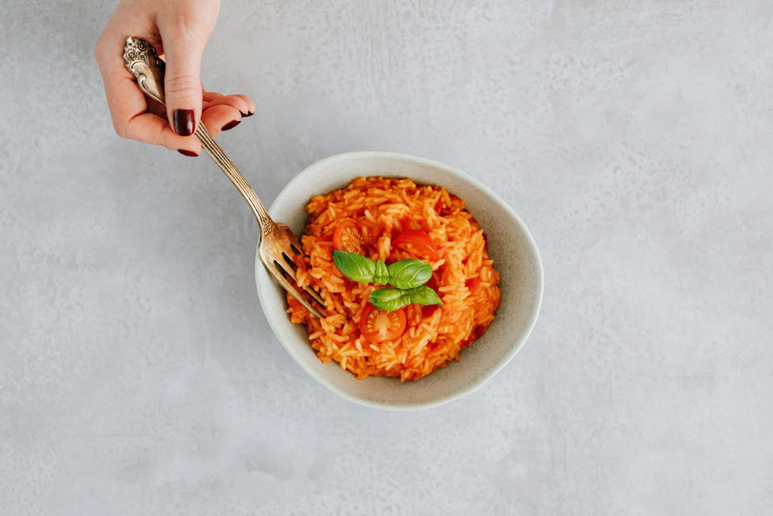 Tomatenrisotto mit einem Spritzer Weißwein und Kräutern