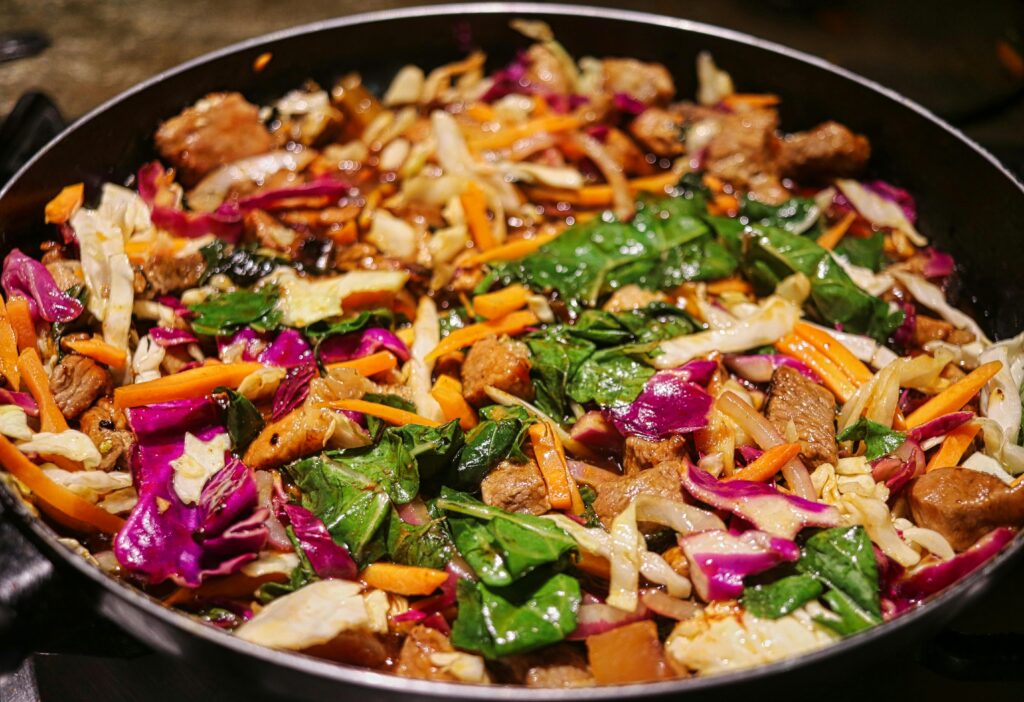 Spinat-Mangold-Pfanne mit Knoblauch und Zitronensaft