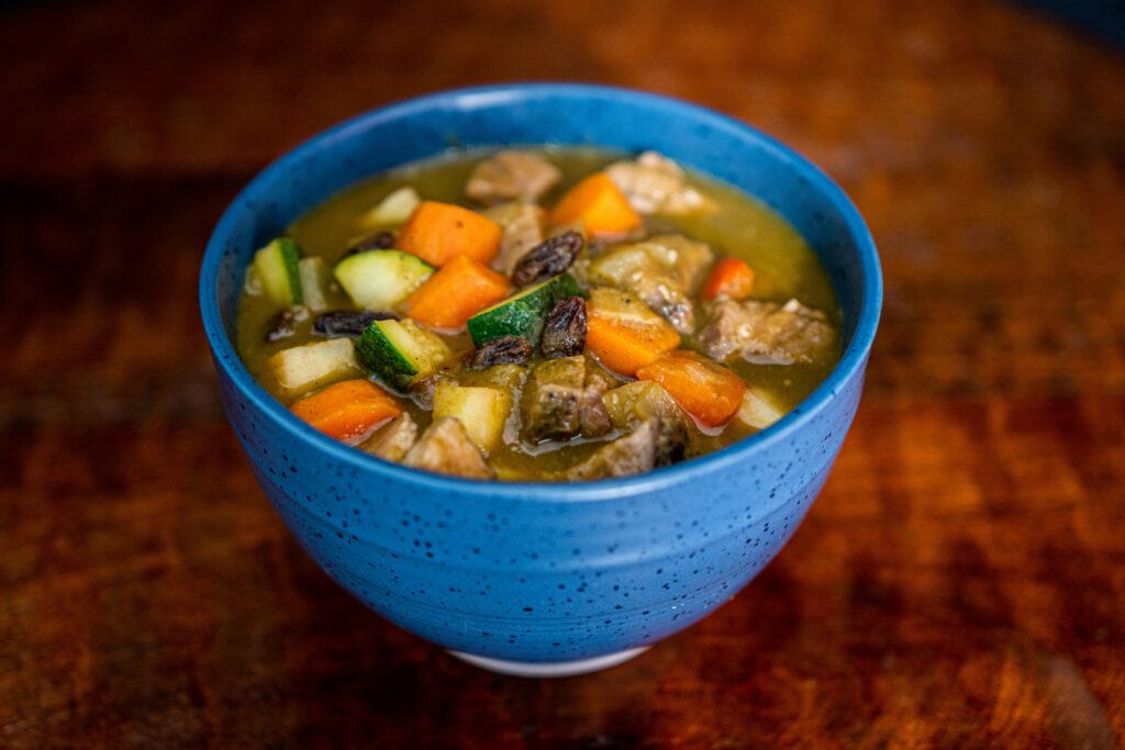 Kartoffelsuppe mit gebratenen Pilzen und Speckwürfeln