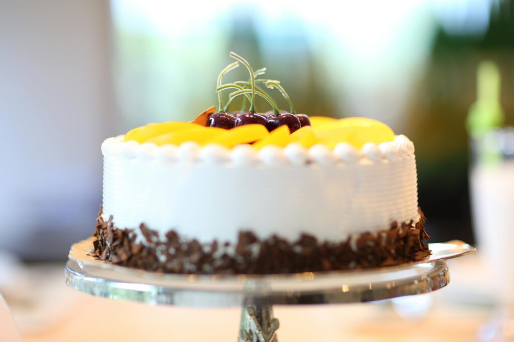 Wie backt man eine klassische Schwarzwälder Kirschtorte in einfachen Schritten?