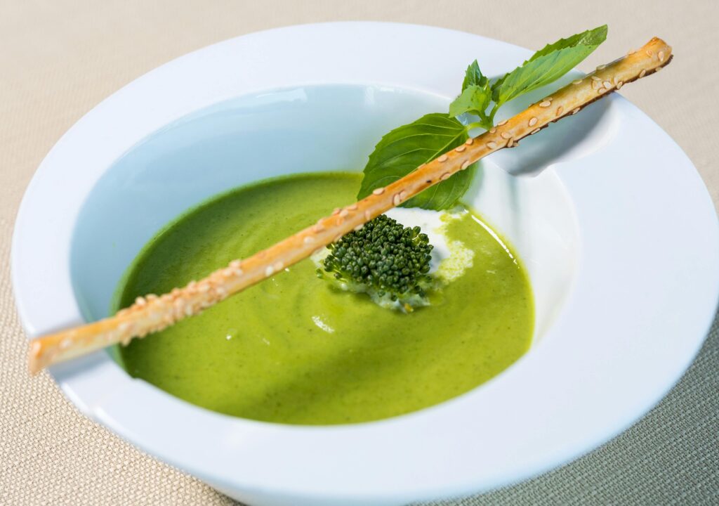 Wie kocht man eine klassische Erbsensuppe mit Einlage?