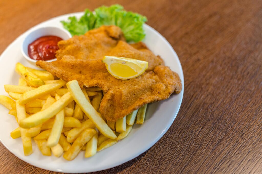 Wie bereitet man Schnitzel Wiener Art in wenigen Schritten zu?