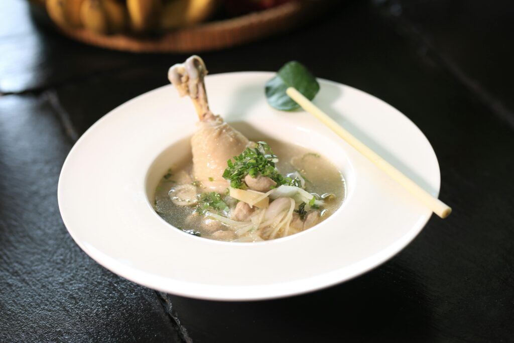 Wie kocht man Hühnersuppe mit Gemüse als perfektes Hausmittel?