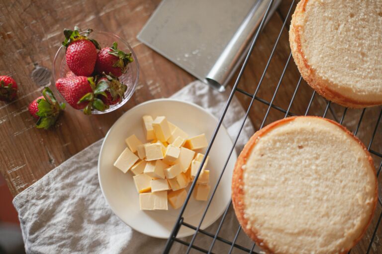 Wie backt man einen klassischen Butterkuchen auf dem Blech?