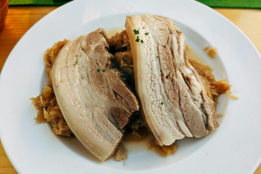 Wie macht man Kassler mit Sauerkraut und Kartoffelpüree in nur 30 Minuten?