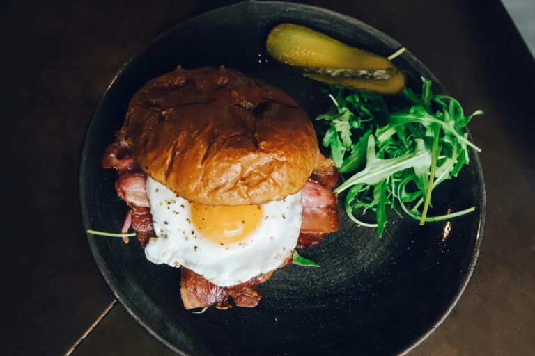 Was soll ich heute kochen? wassollichheutekochen.de Jeder kennt es: Der Kühlschrank ist voll, doch der Kopf ist leer - es fehlt die Idee für ein passendes Gericht - ob zu Mittag oder am Abend. "Was soll ich Wie bereitet man einfache Spiegelei-Brote mit knusprigem Speck zu?