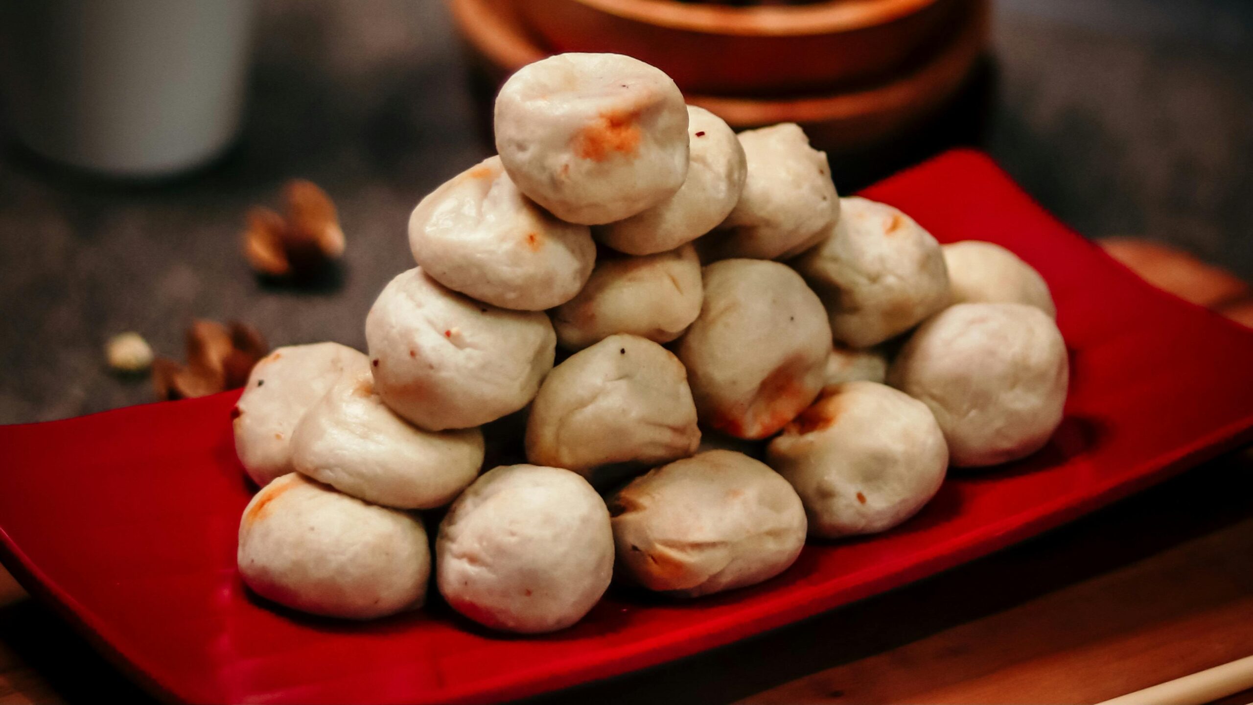 Wie macht man fluffige Dampfnudeln mit Vanillesoße?