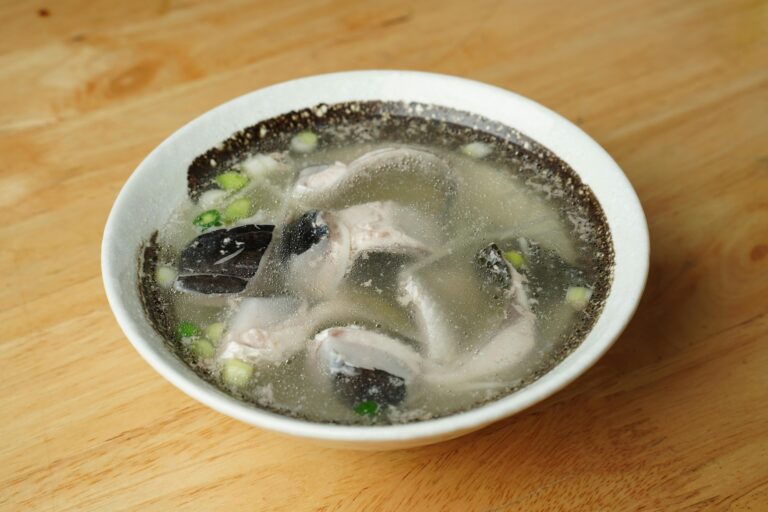 Wie bereitet man eine schnelle Fischsuppe mit Weißwein zu?