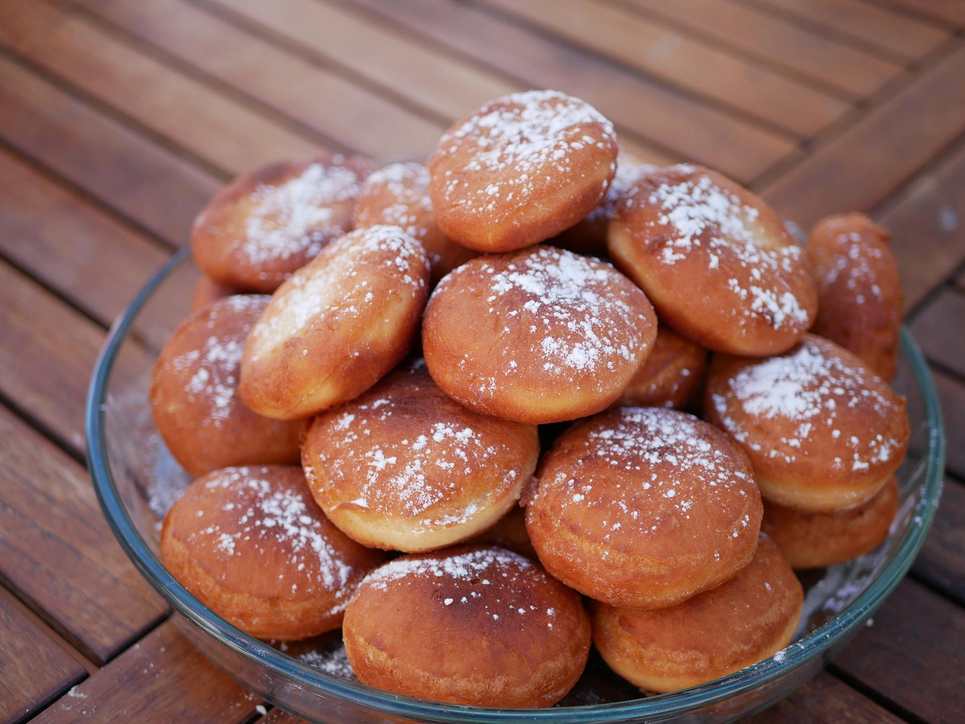 Wie backt man Berliner (Krapfen) in einfachen Schritten?