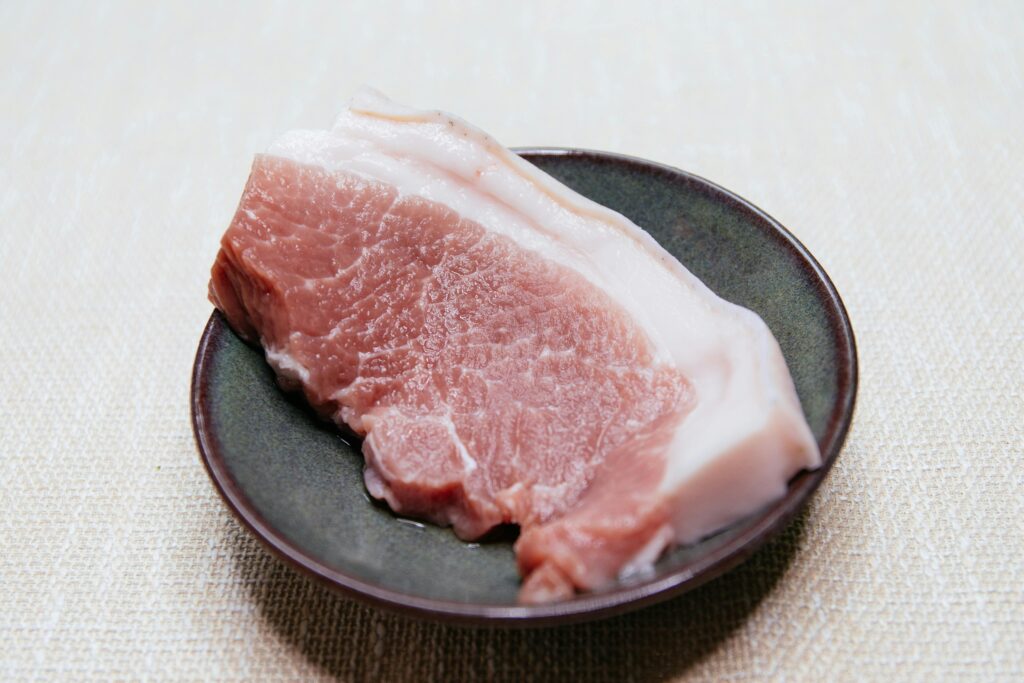Wie bereitet man deftigen Schweinegulasch in nur einer Stunde zu?