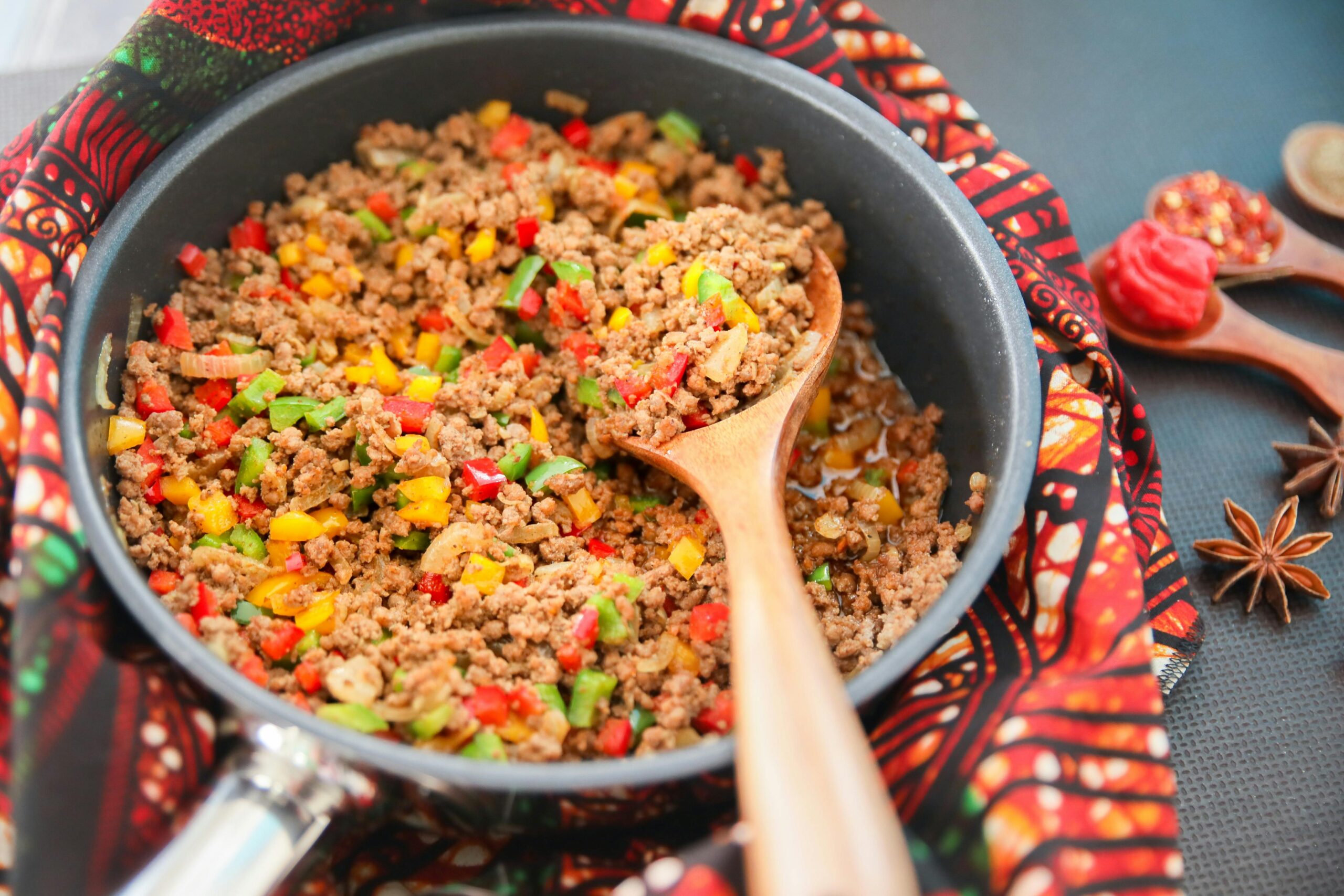 Wie bereitet man schnelle Hackfleisch-Paprika-Pfanne zu?