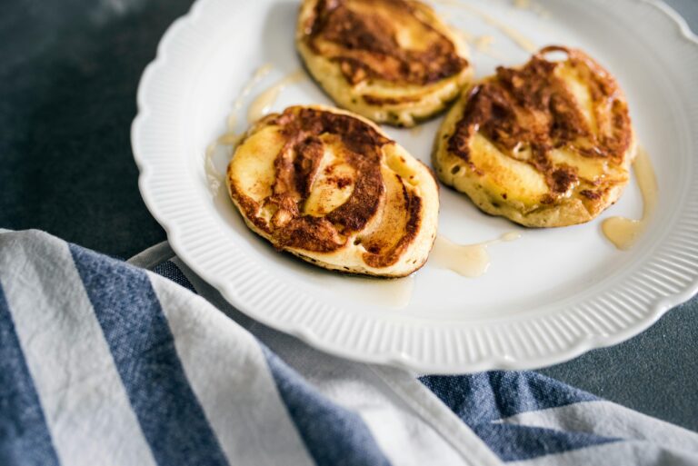 Wie macht man schnelle Eierkuchen mit Apfelringen?