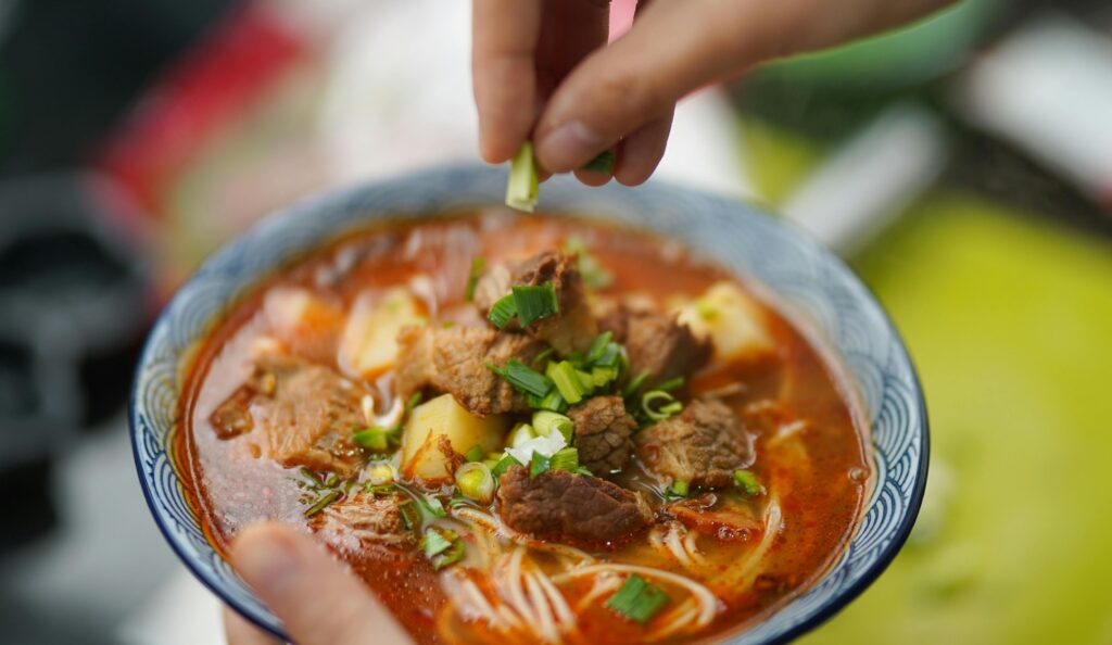 Wie macht man einfache Hackfleisch-Lauch-Suppe für Partys?