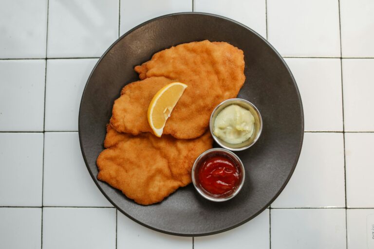 Welche Tipps gibt es, um Wiener Schnitzel besonders knusprig zu braten?