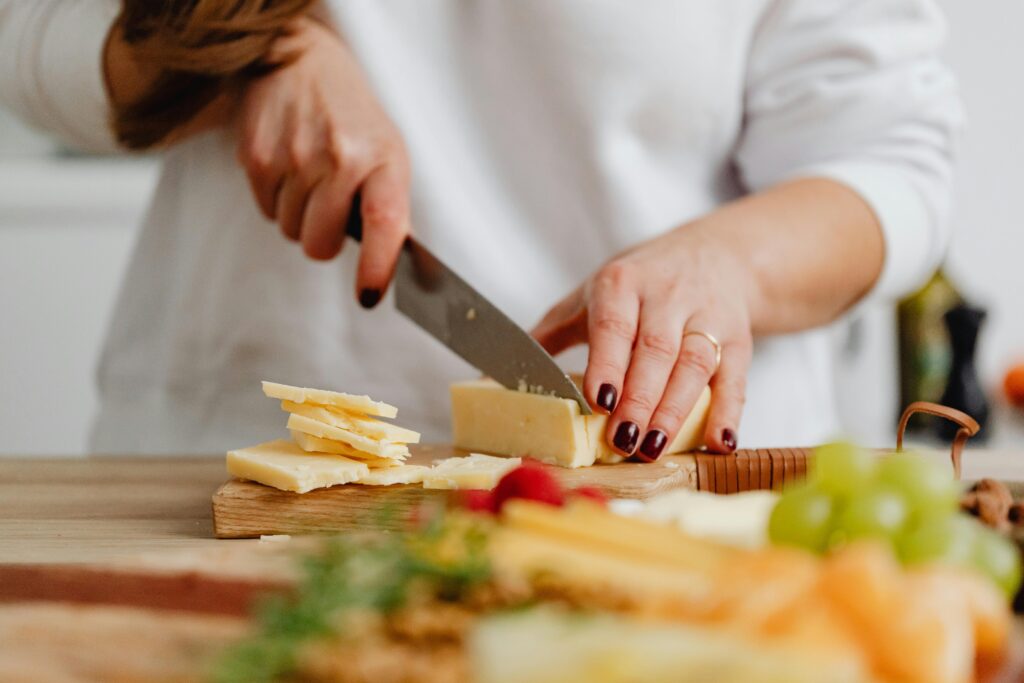 Wie brät man Leberkäse, damit er außen kross und innen saftig bleibt?
