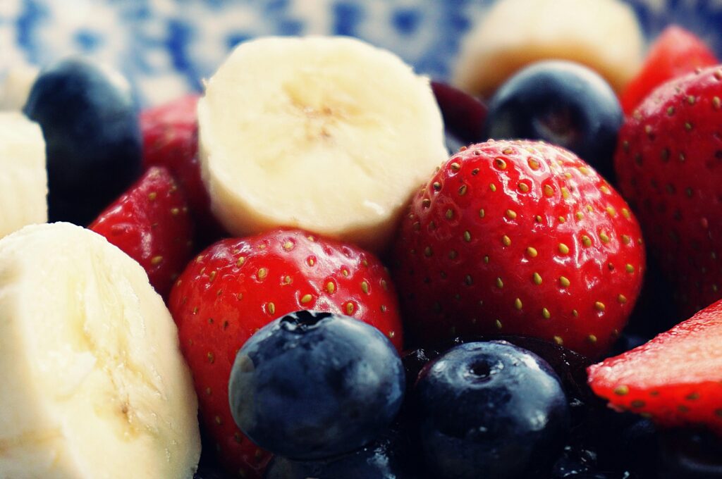Wie macht man schnelle Rote Grütze mit frischen Beeren?