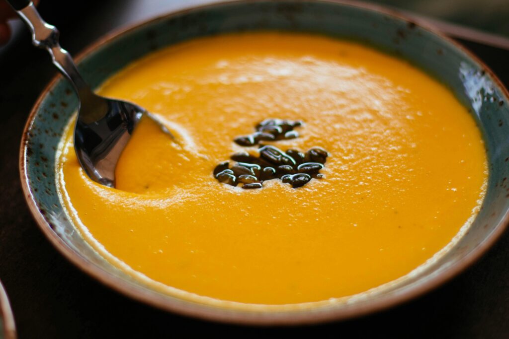 Wie kocht man deftige Linsensuppe mit Speck in unter einer Stunde?