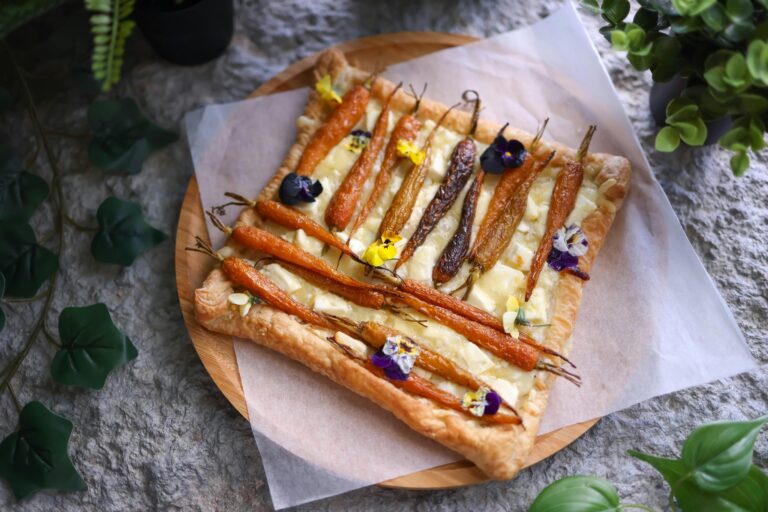 Wie macht man Flammkuchenboden besonders dünn und knusprig?