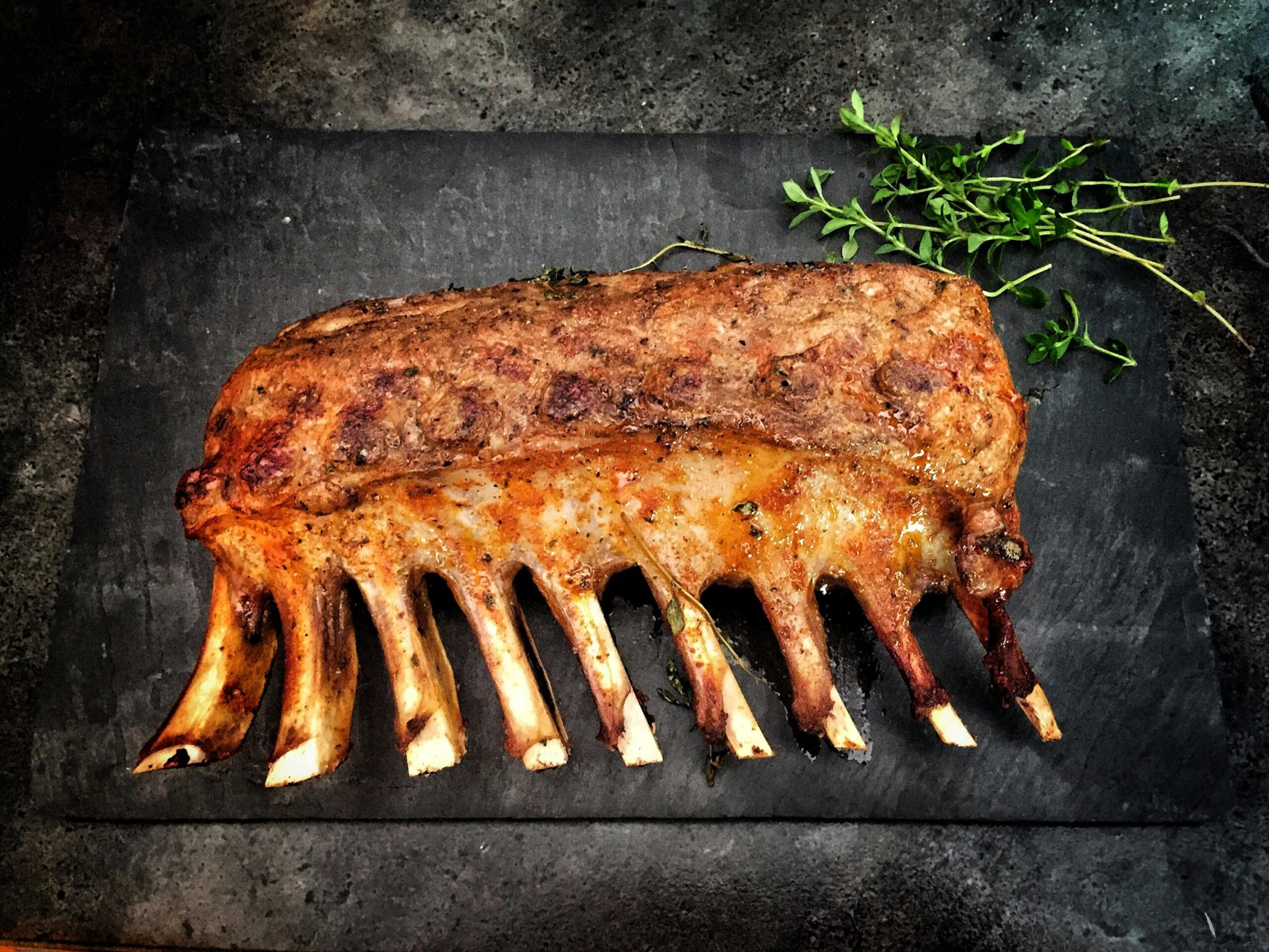 Wie lange muss ein Schweinebraten in der Pfanne angebraten werden, bevor er in den Ofen kommt?