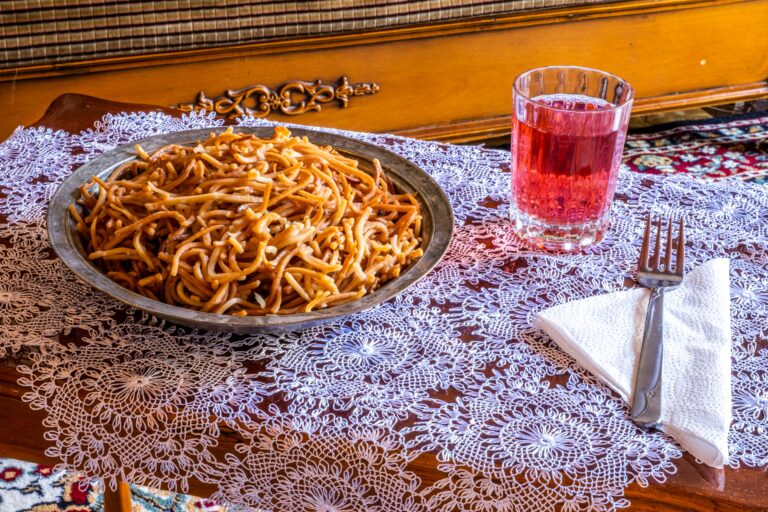 Wie macht man einen klassischen Nudelauflauf mit Schinken und Käse in 30 Minuten?