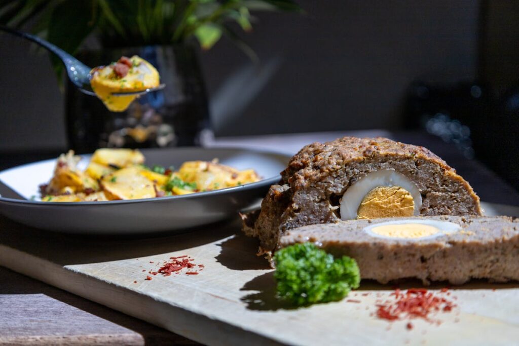 Welche Beilagen passen zu einem klassischen Hackbraten