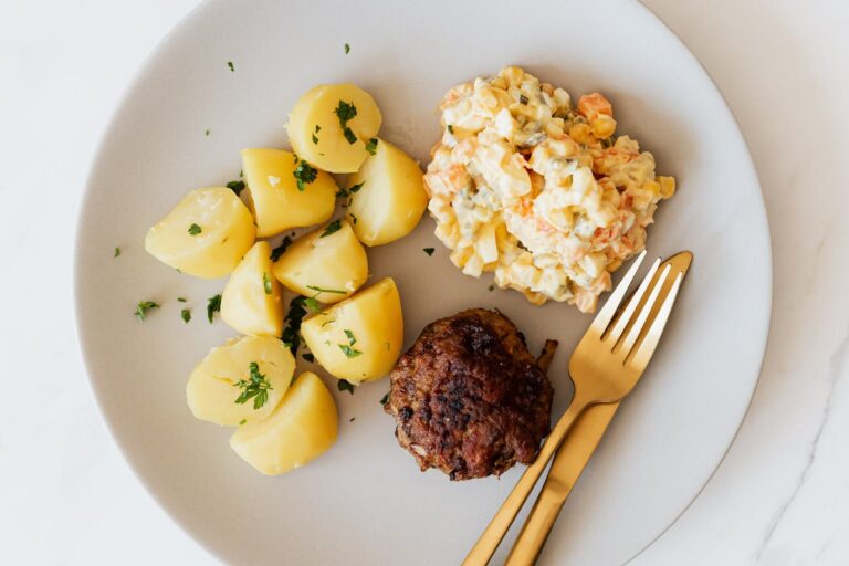 Wie macht man ein schnelles Bauernfrühstück mit Kartoffeln und Eiern